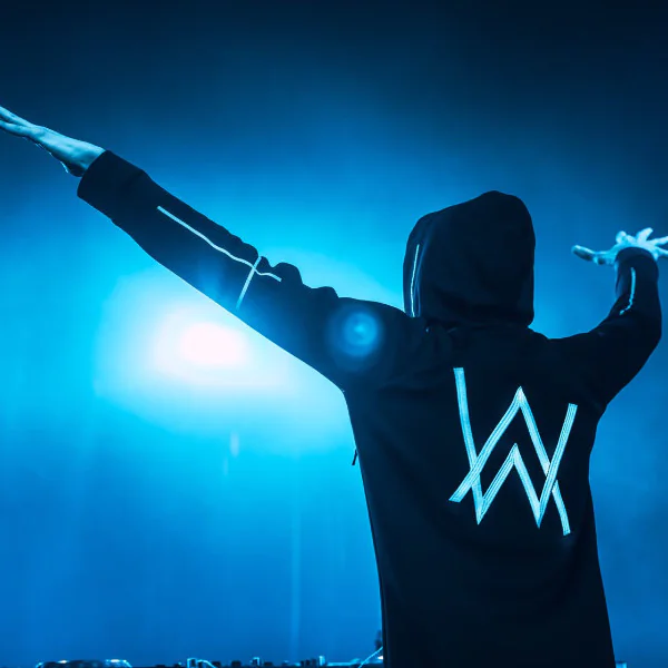 《人間迷走》的蒙面行者 Alan Walker， 私底下都做「這件事」來打造「Different world」！