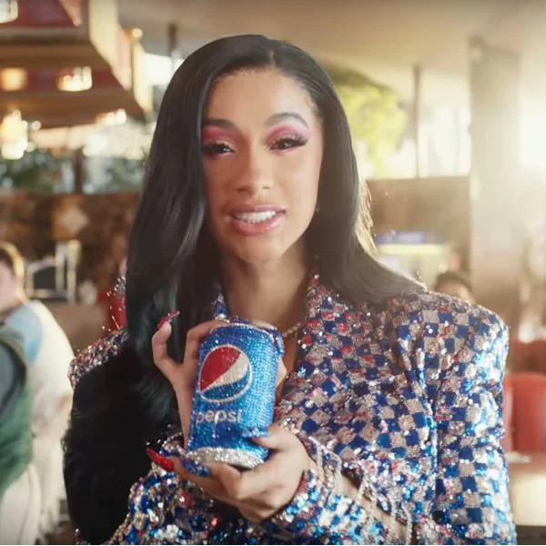 你是哪一派？Cardi B 最新百事可樂廣告　官方直接點名「可口可樂」嗆爆對手！