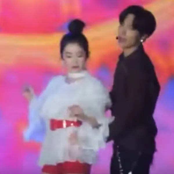 Super Junior 利特跳舞跳到把手摸上 Irene 的腰？照舞步還是吃豆腐？雙方粉絲吵翻天！