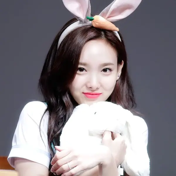 TWICE 娜璉跟 Hwasa 一樣大！盤點 6 組「以為差 10 歲其實一樣大」的韓星