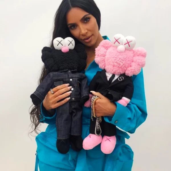 擊敗各幅千萬畫作！KAWS 的「這張椅子」成為知名藝術展最多 IG 用戶 Tag的作品