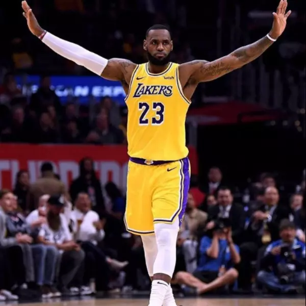 皇上駕到！LeBron James 缺賽 5 週正式歸隊　首場比賽 24 分 14 籃板 9 助攻延長賽險勝快艇！