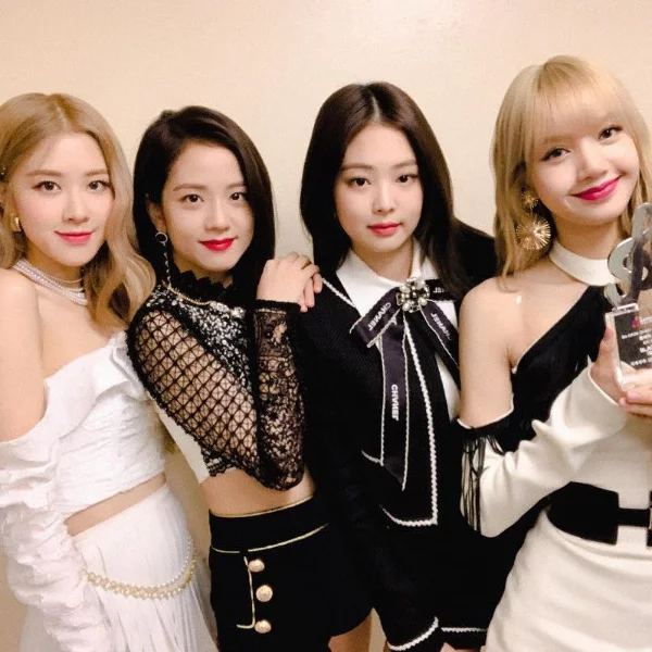 追星追到爬車頂！BLACKPINK 菲律賓剛下機就引爆動　網：原來這就是所謂腦殘粉 …