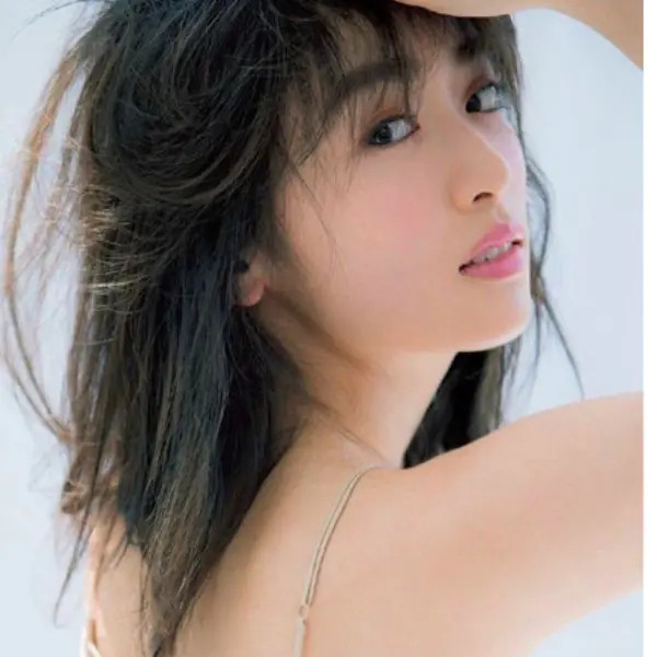 「真人版娜美」F 罩杯女星泉里香，親授胸部大女孩 3 大穿搭重點，妳都學起來了嗎？