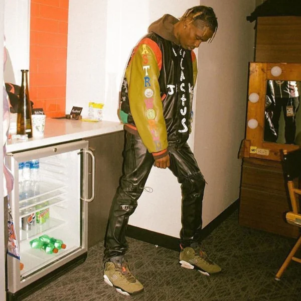同場表演穿搭兩樣情！Travis Scott 腳踩最新 Jordan 聯名鞋款登上超級盃中場秀
