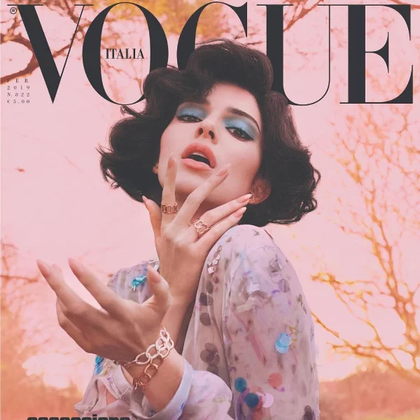 Kendall Jenner 全裸登上義大利《VOGUE》1 月封面！翹臀、美胸好身材全都露！