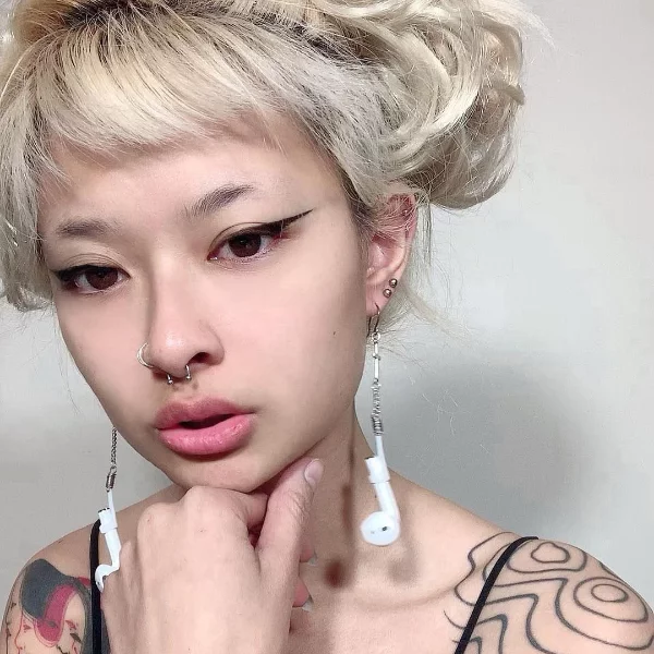 怕 AirPods 不見怎麼辦？  效仿美國網友把它變成耳環不就好了！