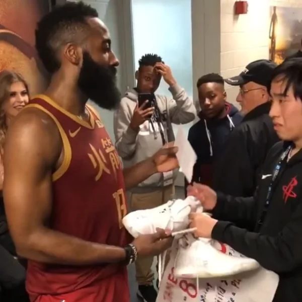 誰說他只會買犯？！James Harden 暖心舉動逼哭粉絲　球迷：「下次看NBA也要自製看板！」