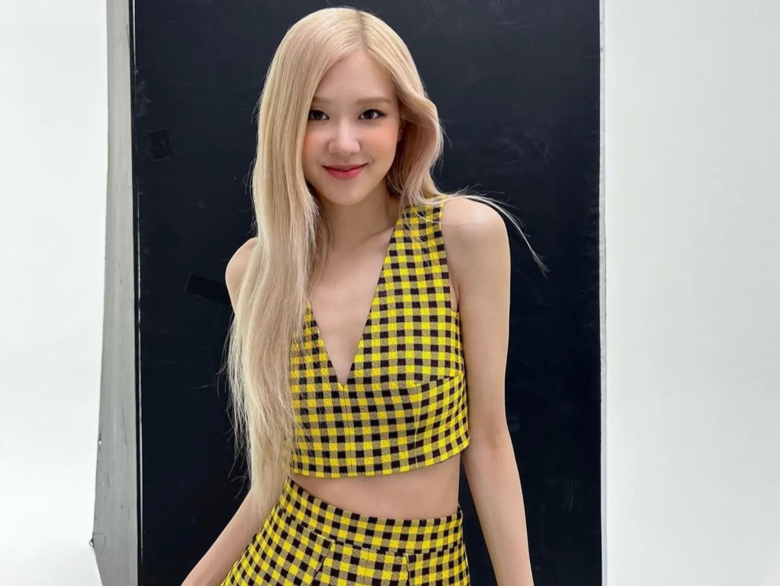想和 BLACKPINK Rosé  一樣擁有「A4 腰身」？還不快學這 3 個穿衣撇步！