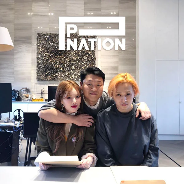 泫雅跟 PSY 同病相憐？不再被大公司管！泫雅、E’dawn 正式簽入 PSY 大叔 「P NATION」