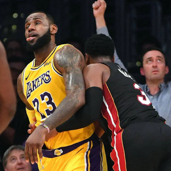詹皇韋后恩愛全輯！LeBron 大讚明星賽隊伍陣容強　調侃「Wade 是選秀中最差的部分」！