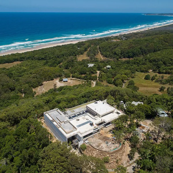 堪稱是復仇者聯盟總部！克里斯漢斯沃一家五口將住進 4.2 公頃「百貨公司等級」臨海豪宅！