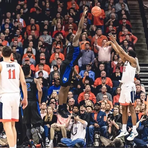 完全不科學！「詹皇 2.0」Zion Williamson 上演超噁心火鍋秀　坐在場邊的詹皇都忍不住讚賞！