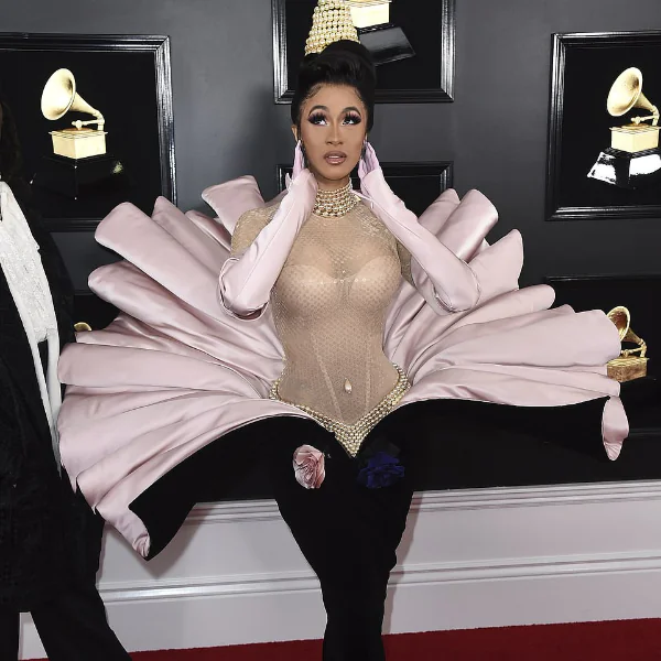 Lady Gaga 上場前先暴哭！女星齊亮相葛萊美紅毯　Cardi B 大膽舔舌 Offset 宣布夫妻和好！