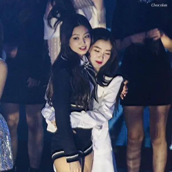 Irene 和 Jennie 一起揹的這款「姊妹包」被神出來了，竟然只要 4000 台幣有找！？