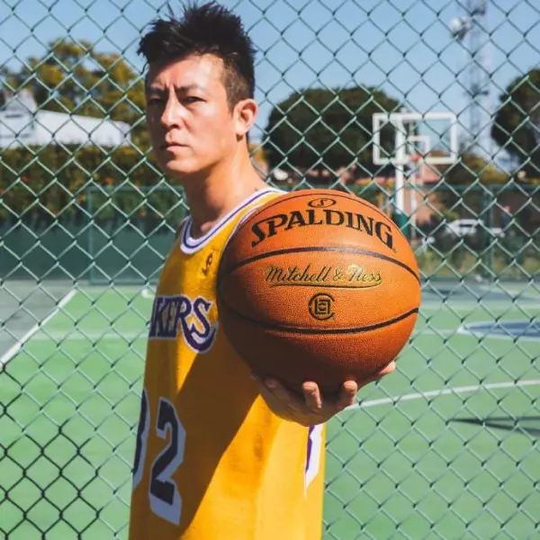 陳冠希帥氣著用 CLOT x Mitchell & Ness 聯名湖人球衣　針織布料打造復古紫金戰袍風情！