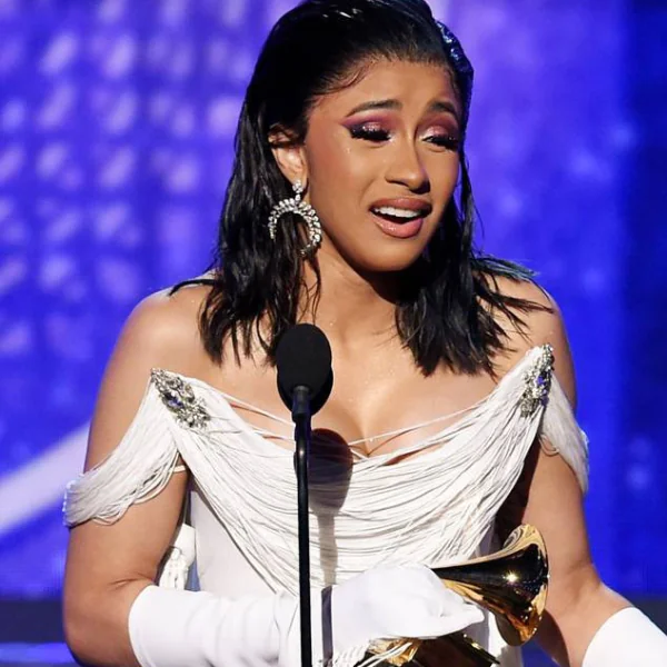 話題女王 Cardi B 成史上第一位奪最佳饒舌專輯女星！領獎時哭：「或許我應該來點大麻？」