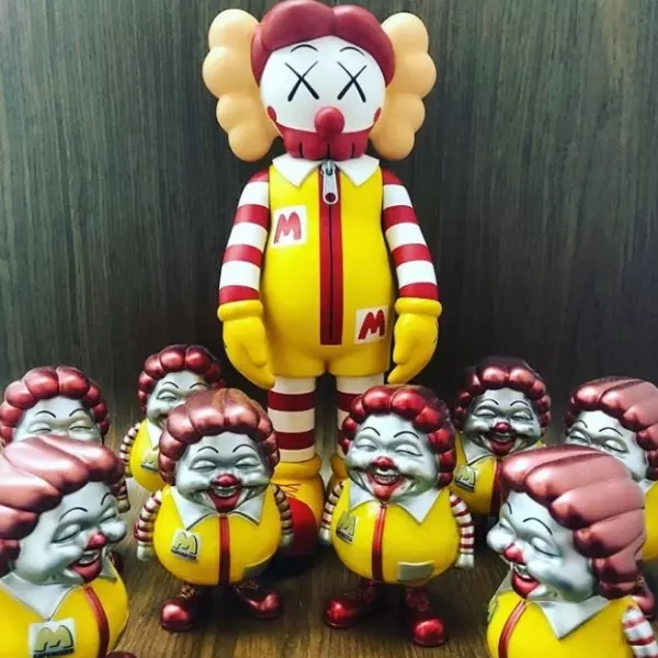 【 J 個稀好貨】麥當勞 X KAWS 登場？國外客製單位打造的潮流公仔，有錢也不見得能夠買到！