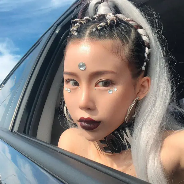 深色唇膏、獅子眉！常見「陷阱妹 4 大妝容」，網友：其實還蠻時髦的啊！