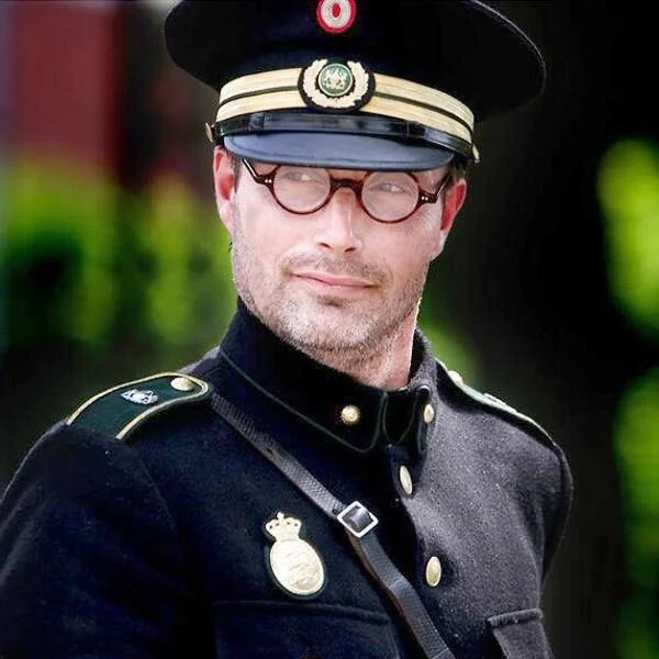還記得《奇異博士》反派卡西流斯嗎？53 歲帥氣大叔演員 Mads Mikkelsen 軍裝電翻網友！