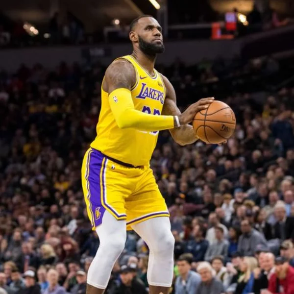 皇上也慌了？詹皇站上罰球線被球迷大喊「Kobe 比你猛」　第一罰直接失誤當場落漆