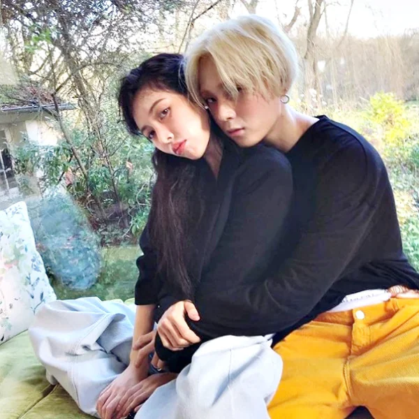 退社後放閃無極限！盤點「泫雅與 E'Dawn 金曉鐘」的情侶穿搭