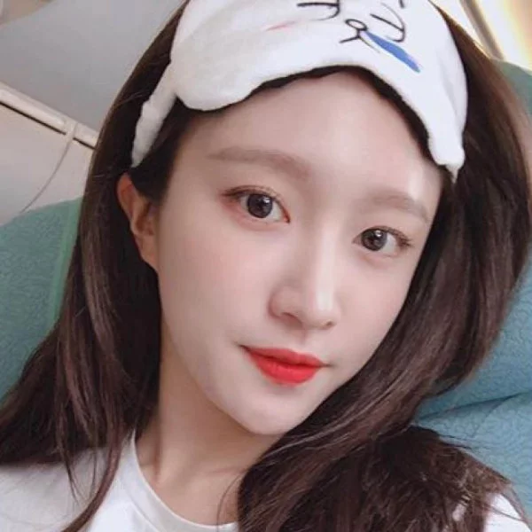 粉絲送禮遭禁帶出境！流露著急神情的 Hani 「全素嬰兒肌」引發網友討論！
