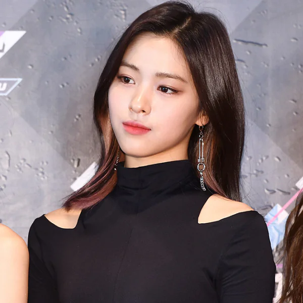 ITZY 柳真畢業照曝光！挺鼻大眼靠 「 1 招」拯救無神神韻！