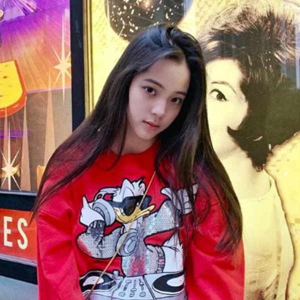 不演戲更圈粉？當起 YouTuber 歐陽娜娜 vlog 風格生活化又討喜　網友：由黑轉粉