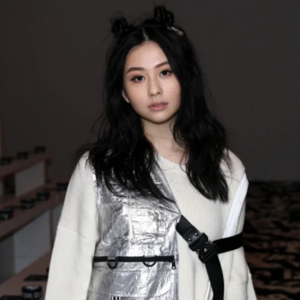 最美星二代！邱淑貞女兒「沈月」前進倫敦時裝週，演繹 izzue 2019 全新秋冬系列