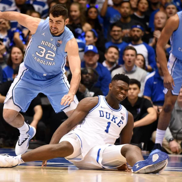 超扯力量！「詹皇 2.0」Zion Williamson 一開賽就單腳把鞋穿破　讓場邊的歐巴馬都驚呆了