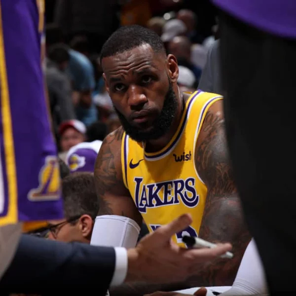 危險至極！詹皇起跳搶籃板被 CP3「硬扯手臂」　痛苦倒地不起讓球迷嚇出一身冷汗！