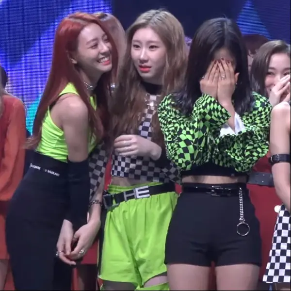 破歷史紀錄！ITZY 出道 9 天就奪冠「同時掩面超驚訝」　天使老么 Yuna 全程甜笑安慰痛哭姊姊！