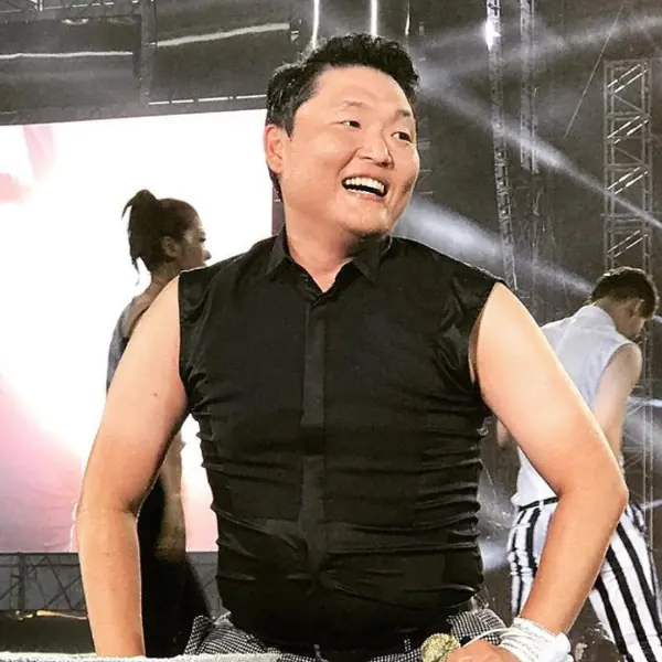 江南大叔 PSY 出現在泫雅直播　大瘦一圈讓網友驚呼：「歐爸你哪位？」