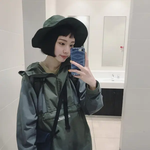軍綠色當道！不是只有酷帥風格，女孩也能輕鬆穿搭可愛感！