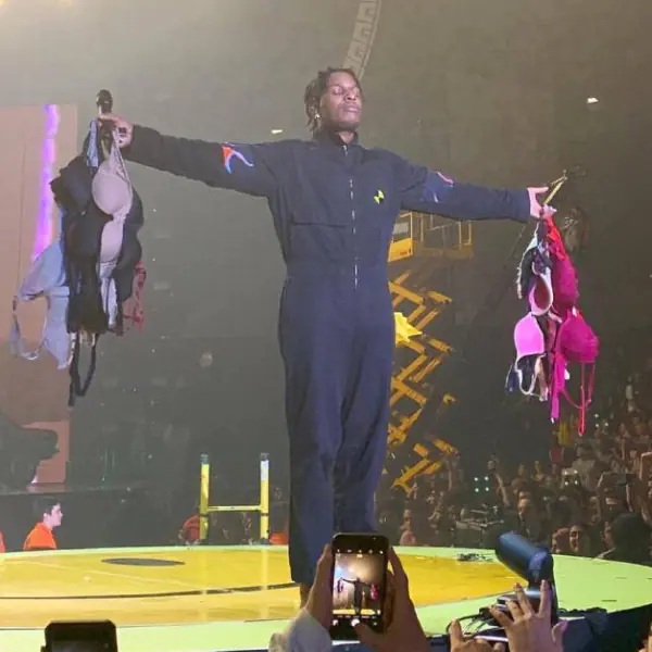最強內衣收割機！饒舌歌手 ASAP Rocky 帥到女粉絲都把持不住　狂扔胸罩上台給他！