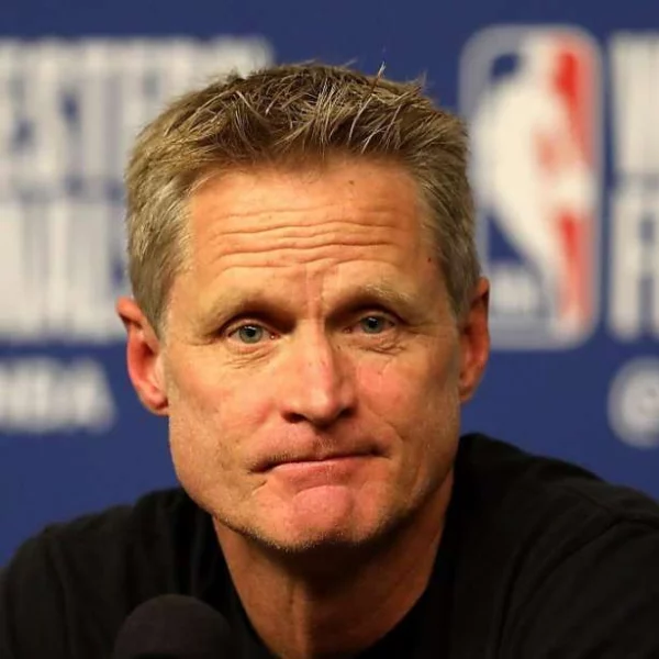 你累了嗎？勇士教練 Kerr 比賽期間整個人都在狀況外　球員在他面前受傷哀嚎 5 秒後才發現