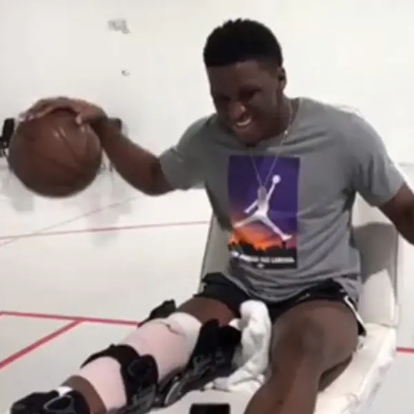 感動到哭！溜馬球星 Oladipo 受傷躺在床上堅持練習雙手運球　球迷淚崩：「真男人！」