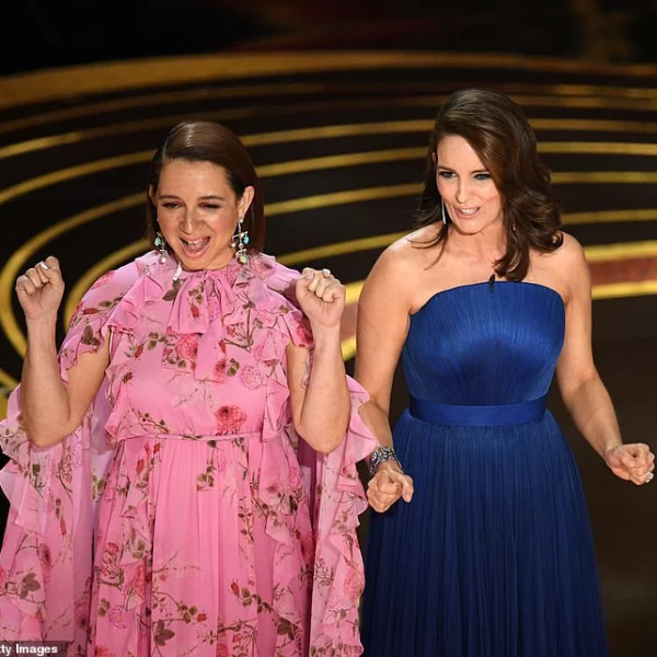 大咖喜劇演員 Tina Fey 組團為奧斯卡喜感開場　台上模仿〈Shallow〉狂吼唱功笑翻 Lady Gaga！