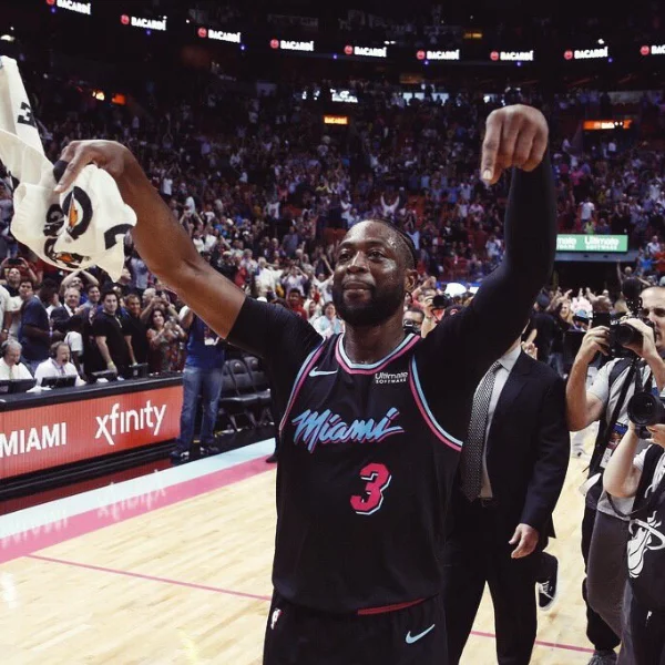 天生英雄命！Wade 0.3 秒打板三分球逆天絕殺　賽後表示：感謝 Kobe 的曼巴精神！
