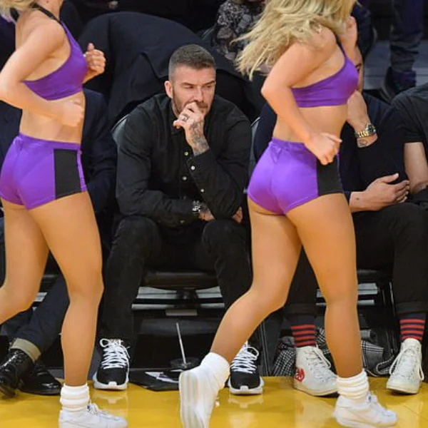 「最帥老爸」貝克漢 NBA 湖人球賽被抓包偷瞄啦啦隊正妹　老婆維多利亞也曾回瞪警告！