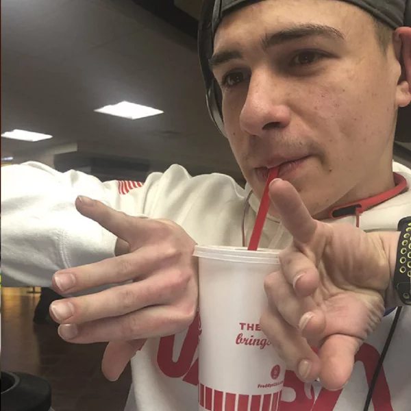 推特玩起「你最糟的拿飲料方式」　這些網友的拚命創意程度一定會令你笑出來！