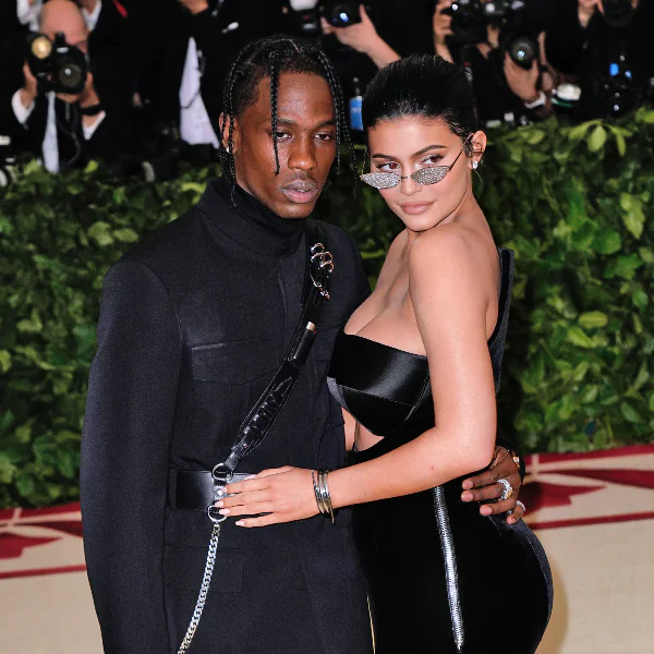 外遇風暴！凱莉珍娜決定原諒 Travis Scott　饒舌歌手最新演唱會上宣誓大喊「我愛老婆」！