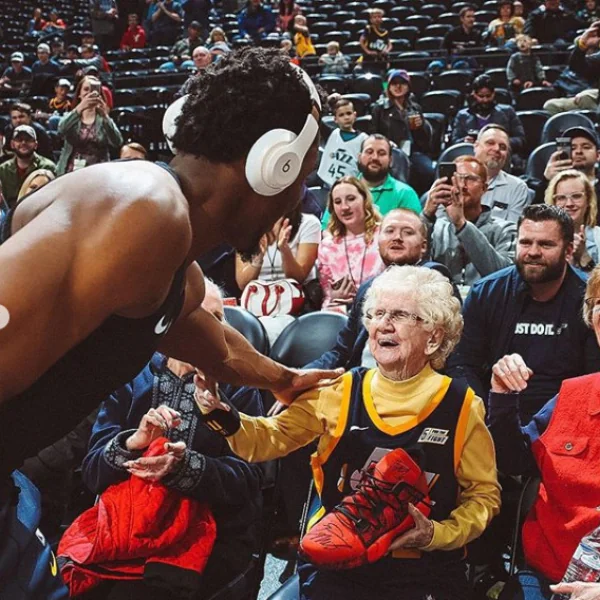 全場球迷都融化！Donovan Mitchell 為 102 歲爵士粉獻上禮物　網：「這反應跟中樂透一樣！」