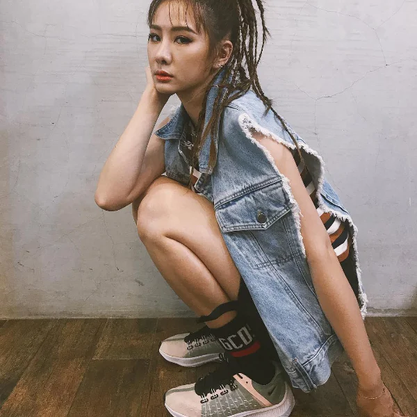 Nike x Off-White 系列、AJ 限量球鞋她都有！隱藏版女鞋頭安心亞 3 招馭鞋穿搭你都學會了嗎？
