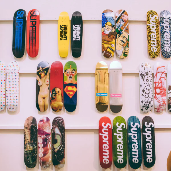他用 10 年收集完 Supreme 所有滑板，最終卻全部賣掉