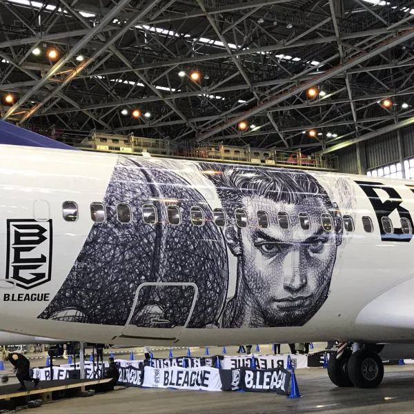 帥到哭！日本廉航邀請《灌籃高手》井上雄彥打造專屬彩繪飛機　機身外觀塗鴉超細膩！