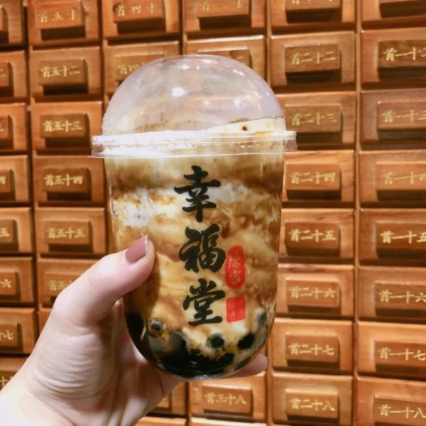 來逛士林夜市千萬不要錯過這些美食！黑糖奶、拉麵、燒肉飯全都排隊排到爆滿！