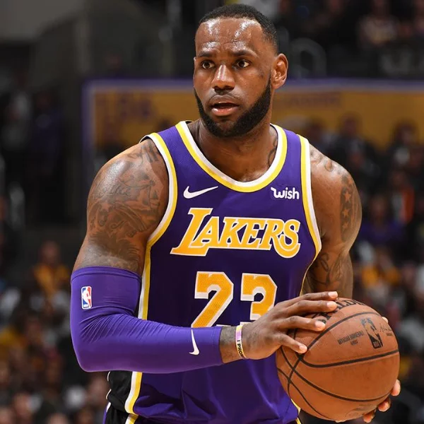 詹皇 NBA 生涯總得分超越喬丹升至史上第 4　激動到在場邊落下男兒淚！