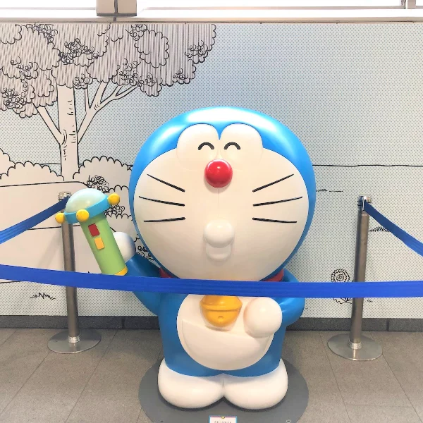 哆啦 A 夢真實尺寸有多高？日本「小田急線登戶站」 1比1神還原漫畫人物、任意門電梯！